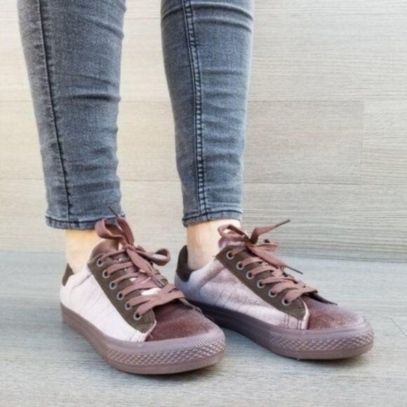Velvet Fashion Low Tops Sneakers - Picture 2 of 8
